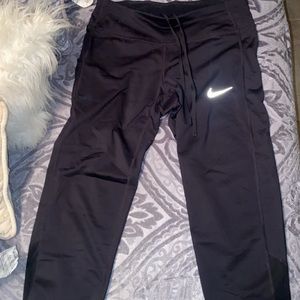 small nike ankle cropped leggings